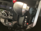 インパネシフトを採用しているので、前席の足元も広々としています。運転席と助手席の行き来もスムーズです!
