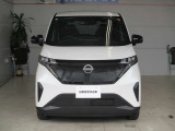 フロントカメラで前方の車両や歩行者を検知。万一、ドライバーが安全に減速できなかった場合には、自動的に緊急ブレーキを作動させて衝突を回避、または衝突時の被害や傷害を軽減します。