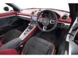 ファブリック製のドアオープニングループはGT4/スパイダーならではのディテール。軽量化への意識がキャビンの随所に表れ、走りのための一台であることを実感させます。