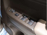 ドア内側、手の届きやすい位置にドアガラスの開閉スイッチ(パワーウインドウ)があります。運転席にはいたずら防止のためのロック付!