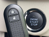 【キーフリーシステム】カバンやポケットに入れたままでもドアの施錠・解錠が可能なスマートキーを装備。エンジンのオン・オフ時もカギを取り出す必要が無いからとっても便利です♪
