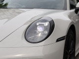 LEDマトリックスヘッドライトは、カメラによる先行車および対向車検知、メインビームコーンの個別セグメントをインテリジェントに 常に調光。 ドライバーの眩惑を避けるための交通標識部分は減光させます。