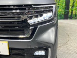 【LEDヘッドライト】悪天候や夜間走行時も良好な視界を確保し安心して運転できる高輝度LEDヘッドライトを装備!点灯速度が早く、消費電力も抑えられています。