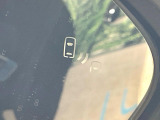 【ブラインドスポットモニター】走行中、ドアミラーの死角になりやすい箇所に後続車が接近するとサイドミラーのレンズに警告を表示!ドライバーに注意喚起をしてくれます。