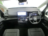 ミニバンならではの見渡しのいい運転席と、広々とした室内。スタイリッシュなインテリアです。女性ドライバーにも嬉しいバックカメラ付で駐車も楽々!