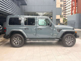 ホイールアーチが台形なのはJeepのみのデザインになり、ここを見てもJeepとすぐ分かります!