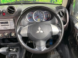 インテリアに合わせたデザインのステアリングは、運転される方のことも考え、運転しやすい形状、大きさです。是非一度、実際に触ってお確かめください。