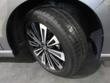 205/55R17インチ純正アルミホイール。