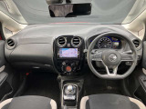 統一感のある広々とした運転席回り