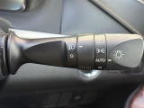 【オートライト(AUTO)】外の明るさをシステムが感知して、自動でヘッドライトが点灯します。ヘッドライトをつけ忘れを防ぐ便利機能です。