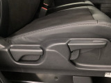 【シートレバー】ただ座るだけじゃない、運転のしやすさを決める大事なスイッチ。視界を広げたり、腰への負担を減らしたり。体型に合わせてジャストフィットさせるこの瞬間、さあ走るぞって気合が入ります。