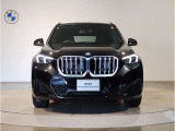 【BMWの伝統-1】BMWの特徴的な&ldquo;キドニーグリル&rdquo;は、80年以上続く伝統の形でございます。変わらないこだわりのデザインが、プレミアムブランド&ldquo;BMW&rdquo;を創り出します。