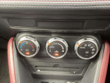 直感的に操作できる3連ダイヤル式のフルオートエアコン。運転中でも視線を逸らさずに温度や風量を調整でき、上質な操作感と快適な室内環境で心地よいドライビングをサポートします。