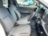 運転席まわりです。実際に座ってみて、乗り心地を体験してみてください,視界も良好です