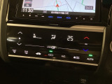 エアコンはオート機能でお好みの温度に調整可能です。オールシーズン快適にドライブできます!