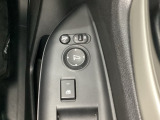 ハンドルの右側に電動格納付きパワーミラーの操作スイッチがついています。左右のサイドミラーの角度調節も微調整ができて便利です。