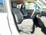 体を包み込む形のシートなので、長時間運転しても疲れません。