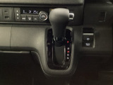 運転席周辺のスマートなレイアウトが、操作のしやすさを実現。快適なドライブをサポートします。