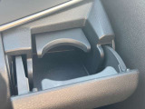 前席にドリンクホルダーが付いているので快適に運転できますね♪