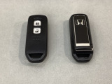 スマートキーを装備しています。鍵を差し込むことなくドアロックの開け閉めと、スタートボタン操作でのエンジンスタートができます。スペアキーも同じものを用意しております。