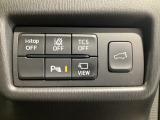 運転席脇のクラスタースイッチ部分にはカメラ切り替えスイッチ、パーキングセンサー、その他走行系スイッチを集中配置しております。電動リアゲートの開閉スイッチも大きく配置。