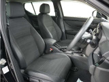 運転席のスペースはゆったりしていて、視界も広く確保されているので普段の運転からロングドライブまで快適です。