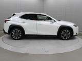 歩行者検知機能付衝突回避支援型プリクラッシュセーフティ、LDA、AHS、レーダークルーズコントロールをセットにした「Lexus Safety System +」を装備しています。