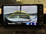 リバースギアに入れるだけで後方の表示へ切り替わります。夜間や雨の日の駐車も楽になりますよ。