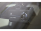 前・後方ドラレコ搭載です。走行中の前・後方のカメラ映像をインナーミラーに挿入したSDカードに録画します。万が一の場合、責任の所在を明確できますし、後方からの煽り運転に遭遇した場合でも記録が残ります。