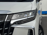 【LEDヘッドライト】悪天候や夜間走行時も良好な視界を確保し安心して運転できる高輝度LEDヘッドライトを装備!点灯速度が早く、消費電力も抑えられています。