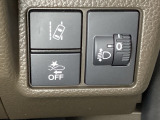 ハンドルの右側にはヘットライトリベライザーとHondaセンシング用のメインスイッチがついています。ヘッドライトリベライザーは道路状況や積荷の加重に応じてライトの高さを調節できます。