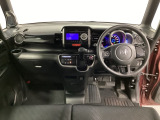 車内は光触媒抗菌消臭施工済です。インパネ周りはスタイリッシュなデザインです。グローブボックスやカップホルダーのほかにトレーなどたくさんの収納スペースが付いています。