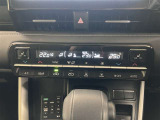 左右独立温度コントロールフルオートエアコンです。運転席、助手席それぞれで独立して温度設定ができます。冷え性の方が乗っても安心ですね♪