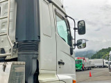 運転席側クオーターパネルにシールはがし跡があります。