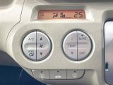 【オートエアコン】一度お好みの温度に設定すれば、車内の温度を検知し風量や温度を自動で調整。暑い&hellip;寒い&hellip;と何度もスイッチ操作をする必要はありません。快適な車内空間には必須の機能ですね♪