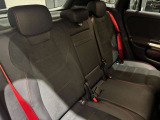 メルセデスのシートは少し硬めになっております。長時間の運転の際、適度な反発があることでお尻や腰の負担を減らす効果が御座います。