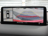 車両の前後左右にある4つのカメラを合成することで、まるでご自身のクルマを空から見ているような俯瞰での映像を映し出してくれます。バック時ももちろんのこと、前進時に視界の悪い交差点でも役に立ちますね。