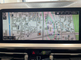 BMWのナビゲーションは操作性も良く、詳細な地図情報と交通状況を見やすく表示し、快適なドライビングをサポートしながら目的地までナビゲートします。