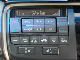 運転席と助手席それぞれで温度調整可能。快適性を高めるデュアルエアコンです。
