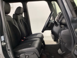 女性でも運転がしやすいように、シートの高さ調整機能(シートリフター)がついています。運転席と助手席の間が空いている為、助手席側への移動がスムーズです。交通量の多い道でも助手席側から乗り降りができます。