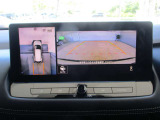 ■アラウンドビューモニター搭載。車体を4方向のカメラで「上から見下ろしたような映像」を映します。車庫入れが苦手な方も映像サポートでラクラク駐車できます。