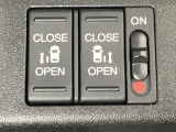 リアドアは乗り降りに便利な両側電動スライドドアです。また運転席に座っていながらスイッチ操作で自在にスライドドアを開け閉めできます。