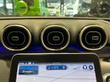 メルセデスのシートは少し硬めになっております。長時間の運転の際、適度な反発があることでお尻や腰の負担を減らす効果が御座います。