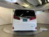 バックカメラが付いているので後方確認が非常にしやすいです。今や運転初心者も熟練者も必須装備!ついていて損はないですね♪