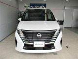 ■フロントマスクの大きなVモーショングリルは日産らしさを引き立たせてくれます。