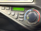 【オートエアコン】一度お好みの温度に設定すれば、車内の温度を検知し風量や温度を自動で調整。暑い&hellip;寒い&hellip;と何度もスイッチ操作をする必要はありません。快適な車内空間には必須の機能ですね♪