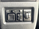【電動格納ミラー】サイドミラーは電動格納式となっており、狭い駐車場でもキズがつくリスクを抑えられます。