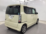 リアはプライバシーガラス付です。見た目もかっこいいですよね。また、太陽光を防ぐので冷房の効きを良くする効果もあるんです。エアコンを控えめにすれば燃費向上も見込めますよ。