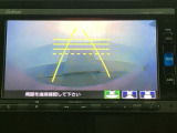 バックでの車庫入れも安心です!リアカメラが付いているバックモニター付のナビを装備しております。操作線もついており距離感も画面から確認できます。