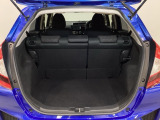 ラゲッジも広く使いやすいトランクは、開口部も広く荷物の積み下ろしもしやすいお車となっております。リアシートの背もたれは6:4の割合で分割して可倒できるので、長いお荷物などを載せることもできます。